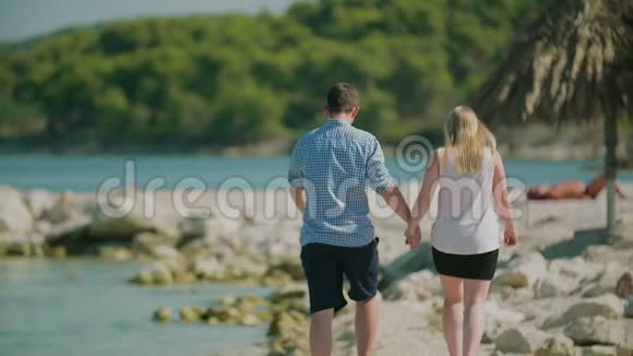 在海边散步的情侣视频的预览图