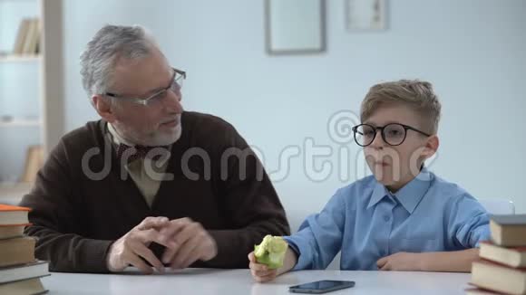 聪明的孩子喜欢嚼多汁的苹果富含维生素和钙视频的预览图