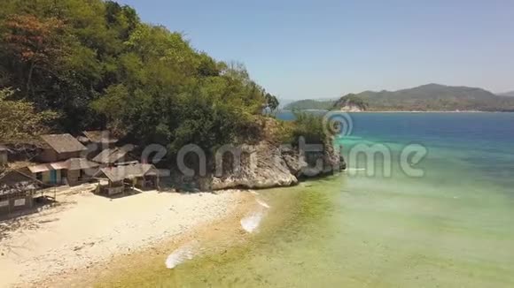 用村庄和沙滩飞越绿色的岛屿视频的预览图