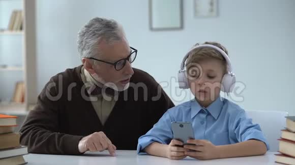 老人批评孙子戴耳机的男孩不理他代沟视频的预览图