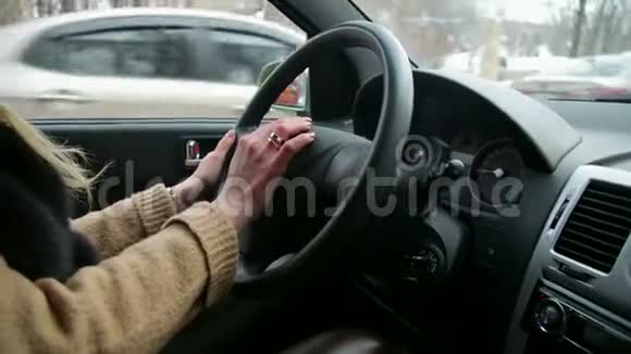 女孩的双手汽车方向盘上视频的预览图