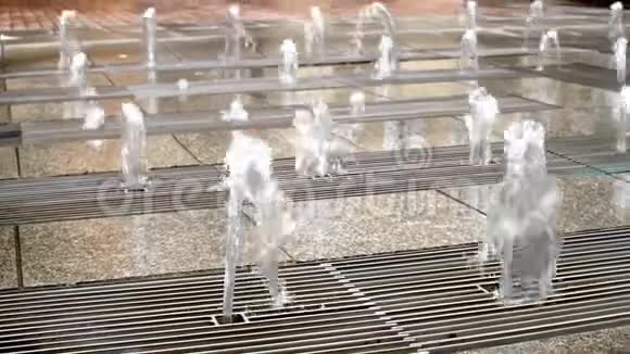 在法国Perpignan中心的一个广场的地板上从金属网格中涌出的水视频的预览图