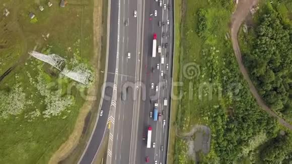 空中垂直射击汽车在路边行驶把摄像机移到桥上视频的预览图