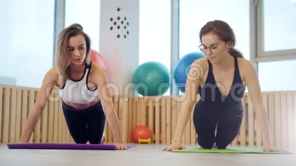 年轻女性在工作室健身培训人员视频的预览图