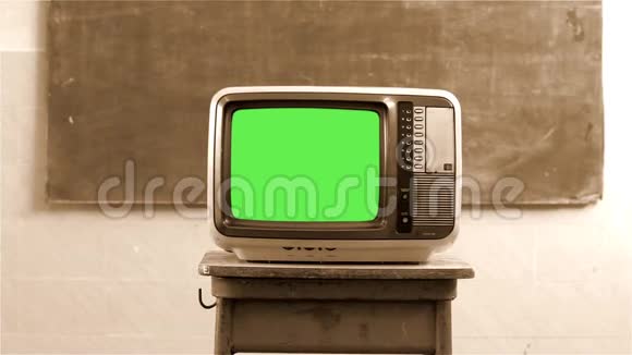 80S电视与绿色屏幕在一所学校塞皮娅托内多利射击视频的预览图