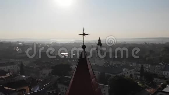 卓比市景观鸟瞰图圣巴索洛缪教堂中世纪钟楼穹顶周围光滑的平底锅视频的预览图