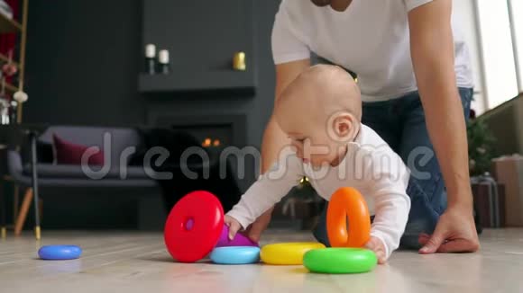 家庭父亲和人的概念幸福的父亲和小儿子在家玩玩具视频的预览图