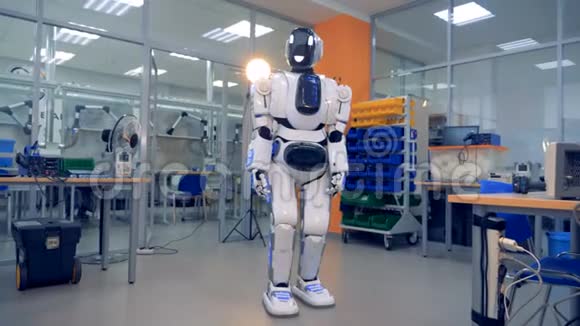 白色机器人环顾四周视频的预览图