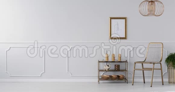 一个金色的优雅的客厅内部的视频在灰色的墙壁上画着造型视频的预览图