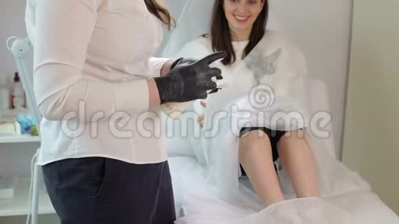 美容师准备妇女腿脱毛视频的预览图