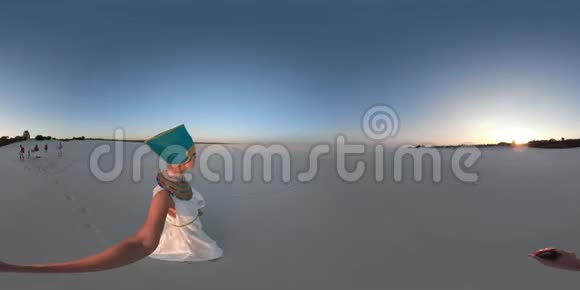 360埃及法老的主要妻子在沙漠中行走手持360度照相机背景是人们视频的预览图
