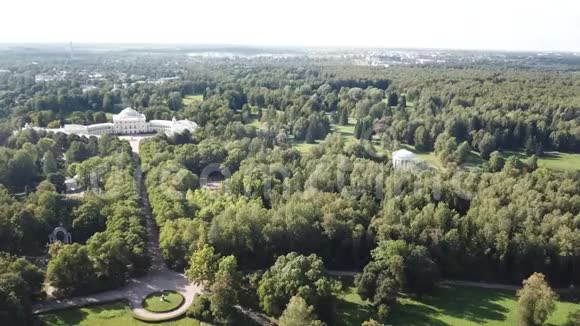 从无人驾驶飞机到18世纪巴甫洛夫斯克宫俄罗斯帝国友谊神庙圆形展馆的俯视图视频的预览图