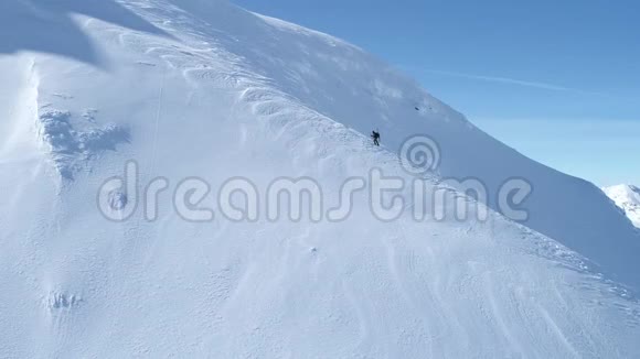 滑雪者攀登美丽的白雪覆盖的山脊视频的预览图