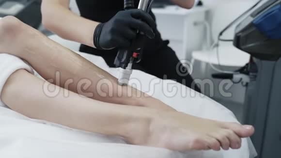 美容诊所的激光脱毛程序脱毛时关闭女性腿动作缓慢视频的预览图