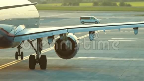 一架巨大的飞机站在机场的田野上准备飞行视频的预览图