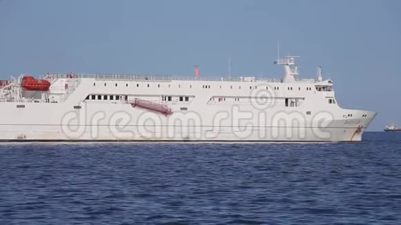 在里海航行的白船视频的预览图