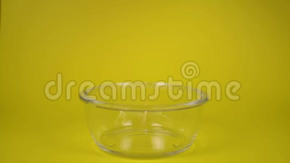 饼干海鲜形状倒入一个清澈的碗里视频的预览图