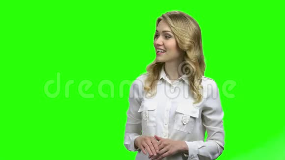 微笑的女人在绿色屏幕上显示一些东西视频的预览图