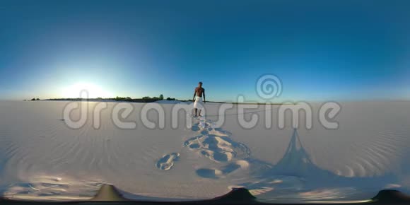 360位穿着白色裙子的VR非洲男子在沙漠中跪倒全景视频的预览图