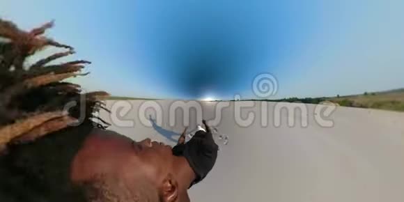 360热天360沙漠中的黑人VR摄像机视频的预览图