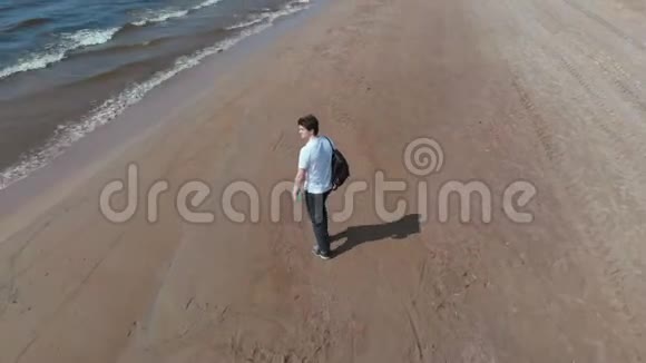 年轻人在海滩上散步无人机视频视频的预览图