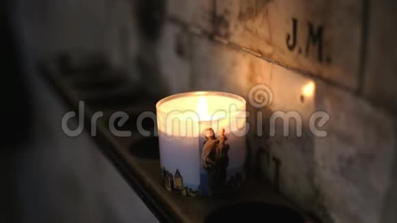 教堂里的蜡烛外面有基督的形象视频的预览图