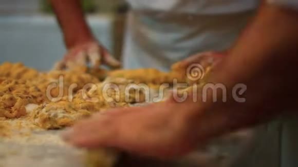 一位面点厨师揉捏传统的饼干视频的预览图