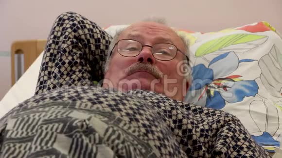 咳嗽老人临终关怀床视频的预览图