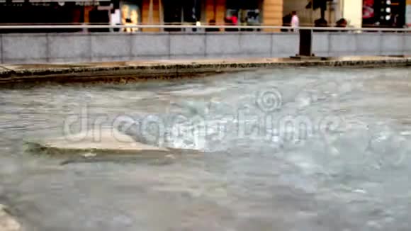 一座城市现代喷泉的流动水从水下喷泉中倾泻而出视频的预览图