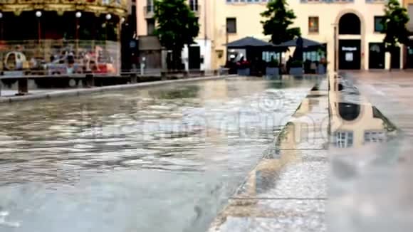 法国佩皮尼昂历史中心的现代喷泉视频的预览图