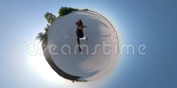 360度快乐的非洲男人在沙滩上拿着相机奔跑小行星视频的预览图