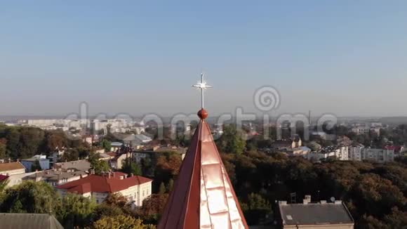 德罗霍比奇市圣巴塞洛缪教堂中世纪钟楼鸟瞰图围绕钟形圆顶的平底锅视频的预览图