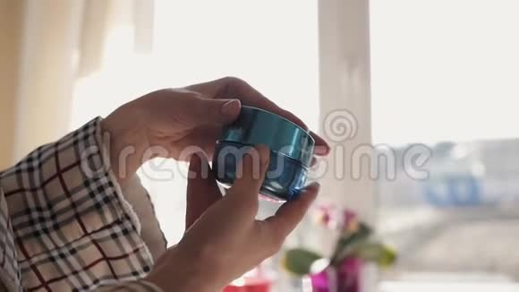 女人手打开一罐面霜视频的预览图