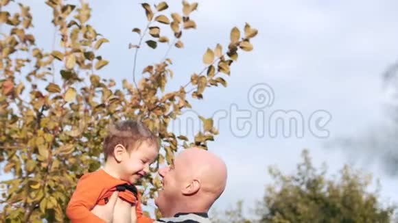 一个幸福的家庭父亲把他可爱的儿子扔到空中视频的预览图