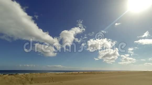 带沙丘的海滩和移动的云层时间的流逝大加那利岛视频的预览图