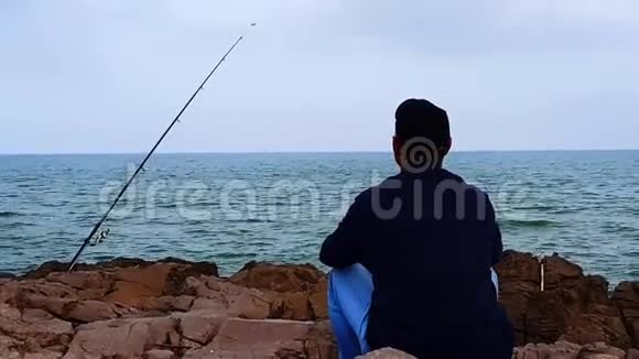 一个人坐着望着大海视频的预览图