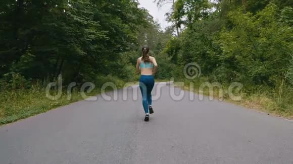 夏季公园年轻女子跑步训练的背面健身女孩在户外慢跑晨跑概念视频的预览图