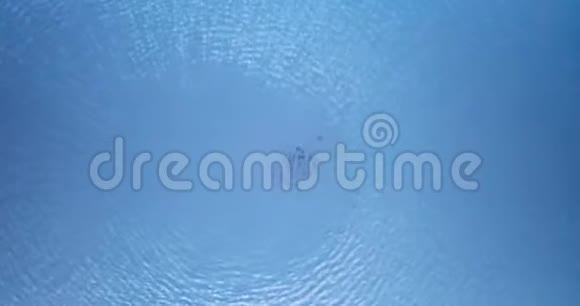 无人驾驶飞机在水面上空盘旋时的反射视频的预览图