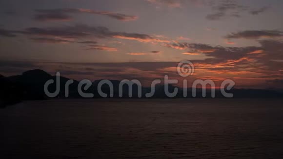 时间流逝在海岸黎明意大利萨尔诺太阳从山上升起4k视频的预览图