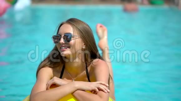 夏天美丽的年轻女子比基尼女孩哈文在热带游泳池玩参加日光浴的女人概念视频的预览图