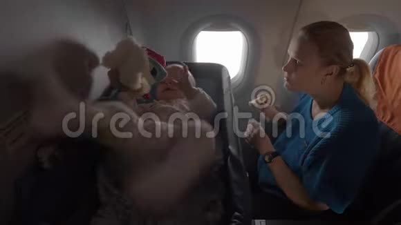 婴儿坐在飞机上的摇篮里视频的预览图