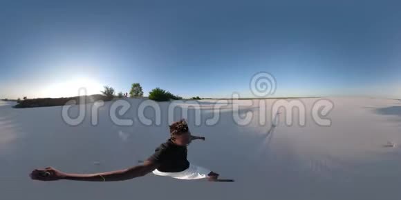 360虚拟现实快乐的黑人穿过沙漠手持360相机视频的预览图