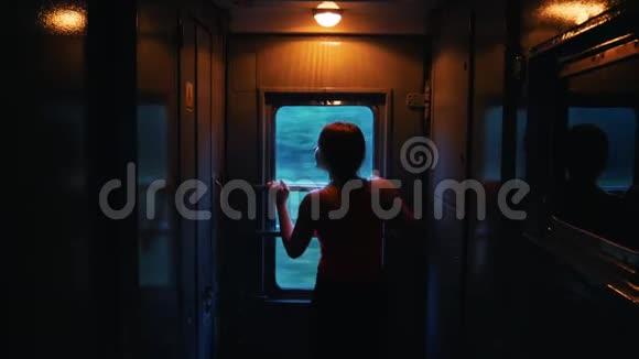 年轻女孩坐火车望着窗外暮色苍茫视频的预览图