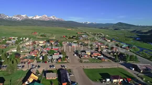 爱达荷州的小镇把斯坦利和锯齿山脉联系起来视频的预览图
