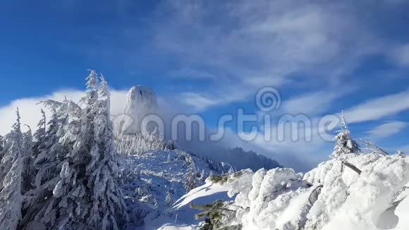 云在冬天的山顶上移动喀尔巴阡山脉视频的预览图