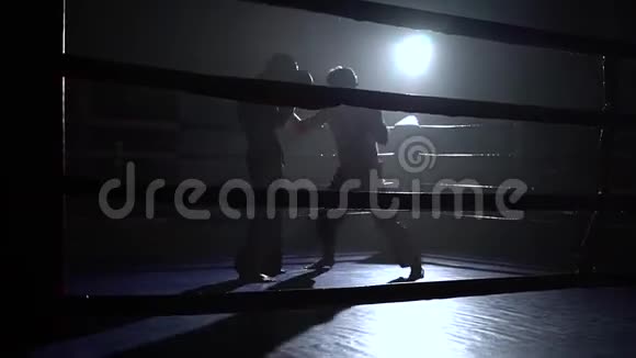 两个人在黑暗的空间里打拳视频的预览图