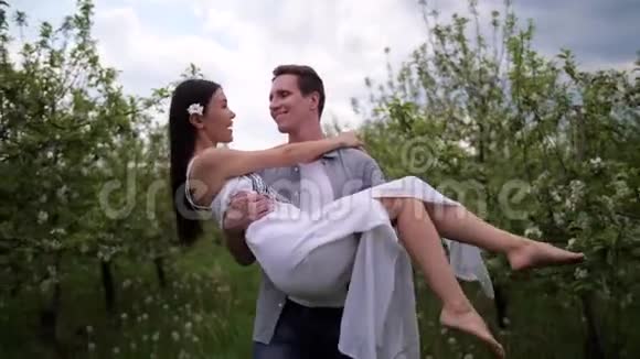 有魅力的情侣在苹果花园里谈恋爱视频的预览图