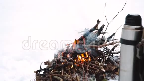 热茶咖啡营火一冬时四周白雪林概念冒险活动户外度假视频的预览图