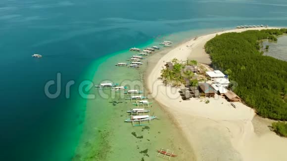 海星岛Princesa港巴拉望海滩上有很多船旅游路线本田湾岛跳跃之旅视频的预览图
