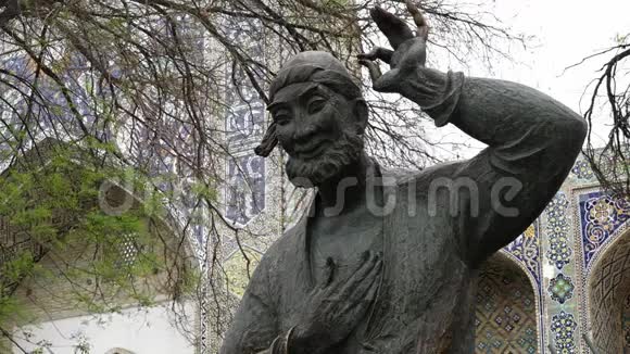 清真寺前大胡子男子雕像视频的预览图